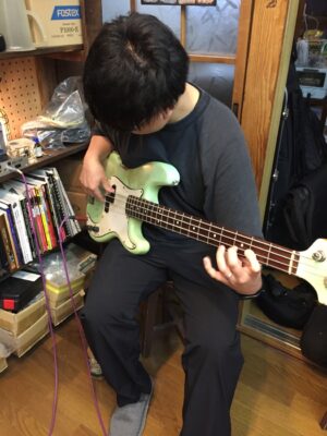調整したベースを弾いてみてもらう
