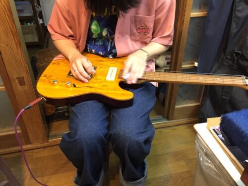 ラップスティールギターを弾いてもらう