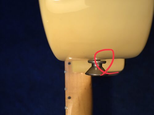 ネジが斜めになっている
