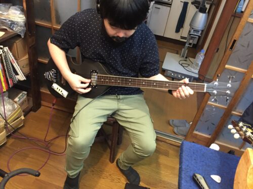 フレットレスバイオリンベースを弾いてくれる市川さん