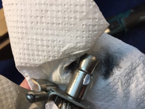 ポストとブッシュを磨いた