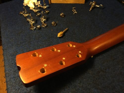 新しいネジ穴をあけた