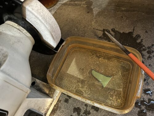 グラインダーで削る