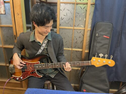 エッジを尖らせたピックガード