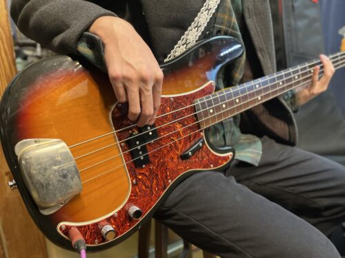 エッジを尖らせたピックガード