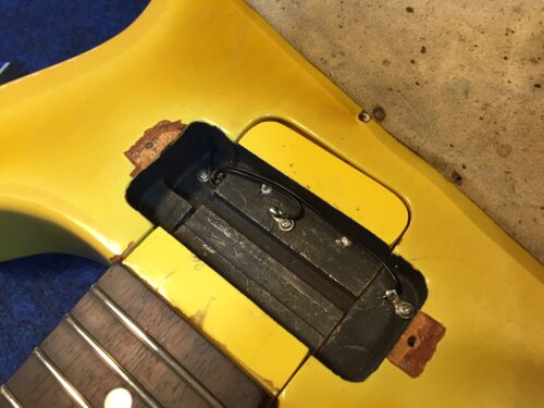 導電塗料にアース線をつなぐ