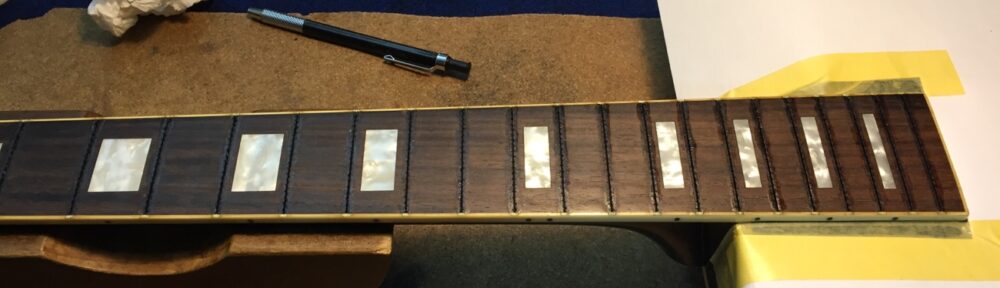 フレットを抜いた