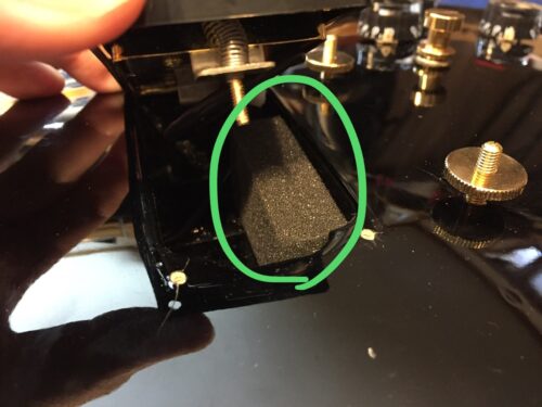 傾くのでクッションを入れてみる