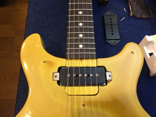 今度はネックが首を振っている