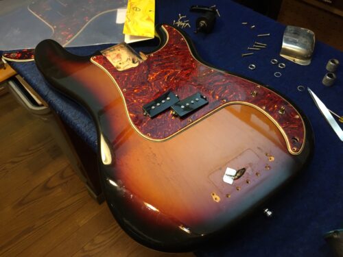 ピックガードは付きそう