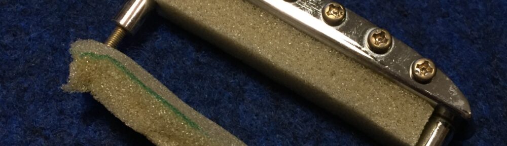 厚めのクッションを貼り付ける