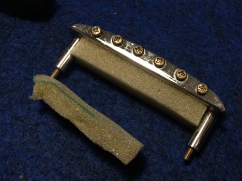 厚めのクッションを貼り付ける