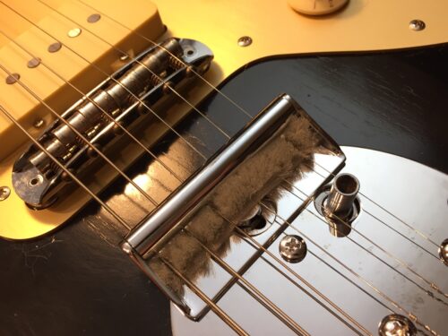 毛が弦を押し上げないミュート