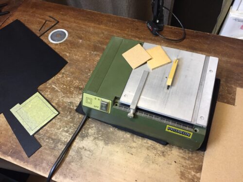 板をカットする