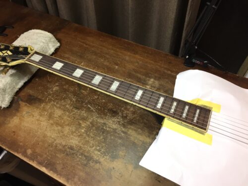 指板は真っ直ぐになっている