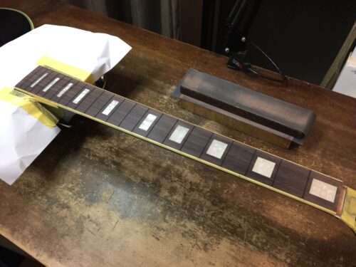 指板を仕上げた