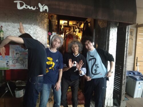 新しいリーダーが「う」ポーズしている