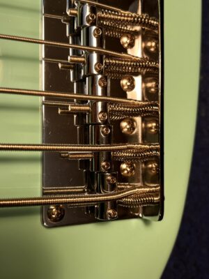 4・5弦がオクターブネジにあたっている