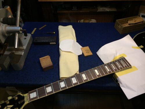 フレットを打つ