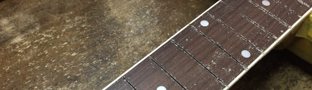 フレット溝を仕上げる