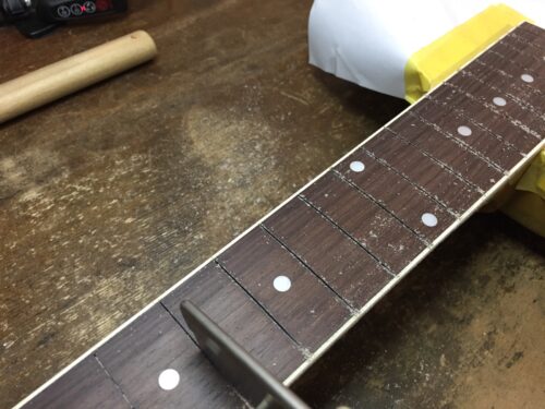 フレット溝を仕上げる