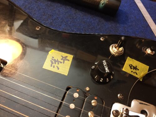 ピックガード浮き