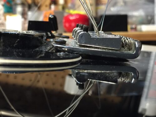 弦を外すと正常に動く