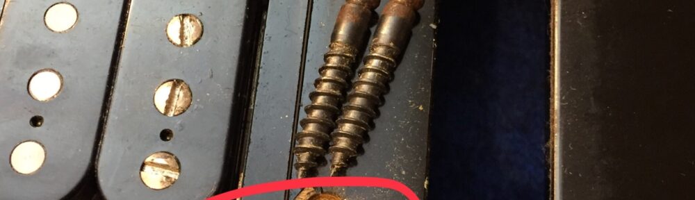 ネジが傾いている