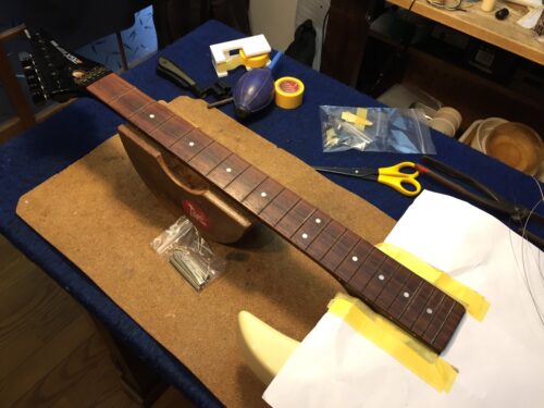 フレットを抜いた