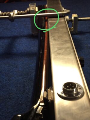 きつめにクランプをかけた