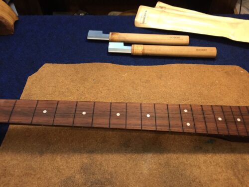 溝のゴミをさらう