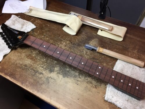 フレット溝を仕上げる