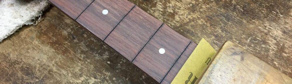 指板を仕上げる