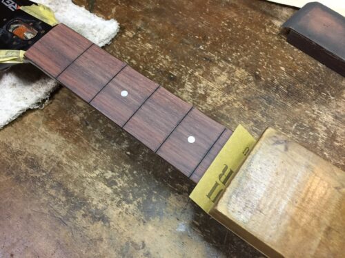 指板を仕上げる