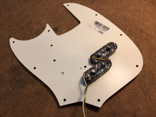 ピックガードの裏側