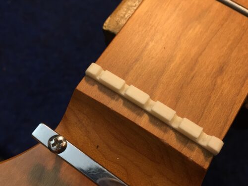 弦が溝に引っかかる