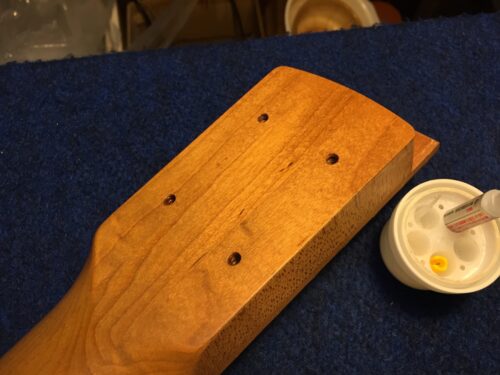 ネジ穴の面取りと補強