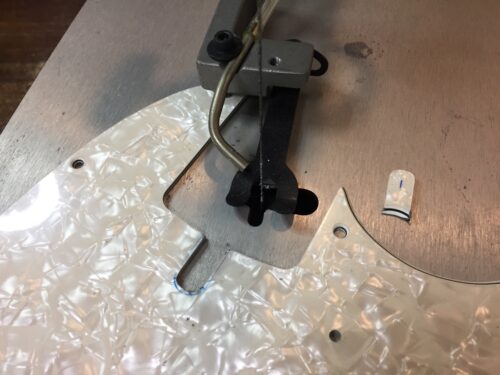 糸のこ盤で粗加工