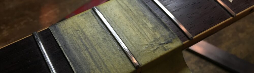 フレットの傷を消していく