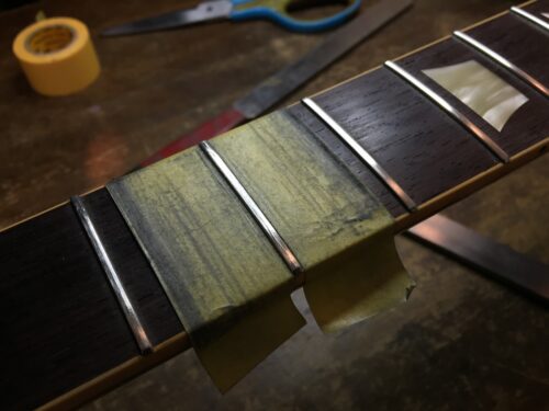 フレットの傷を消していく