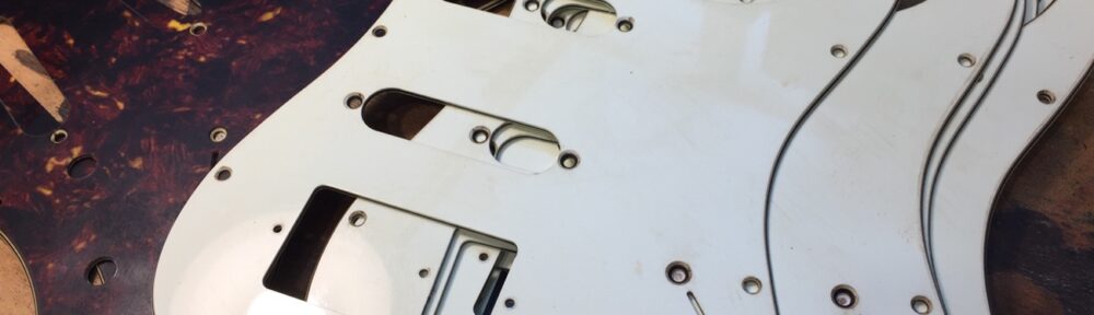 ピックガードのレリック加工