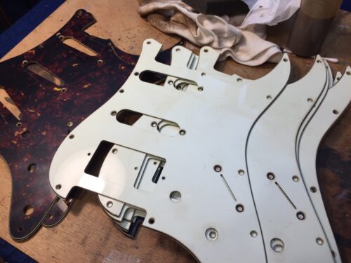 ピックガードのレリック加工