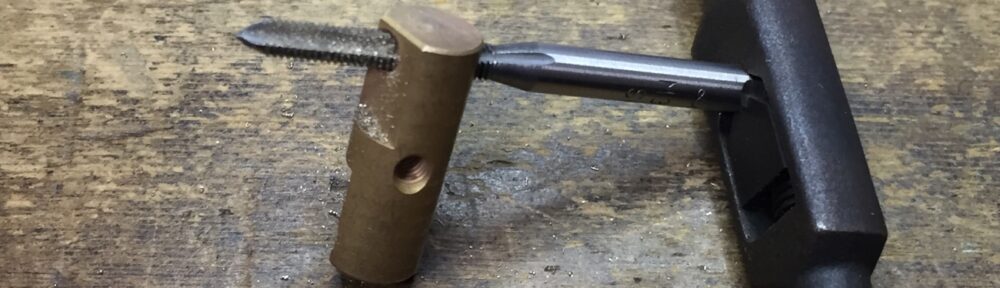 サドルのネジ穴