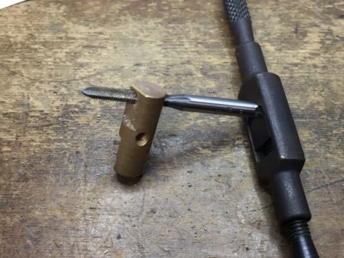 サドルのネジ穴