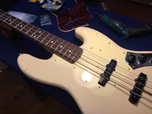 ピックガードを外した