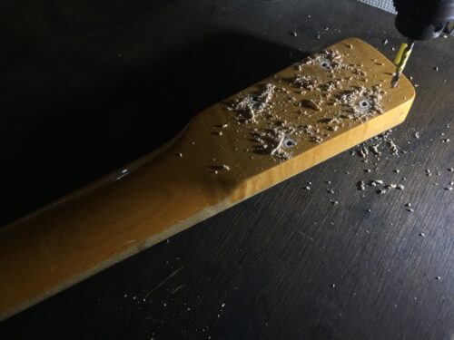 新しいネジ穴をあける