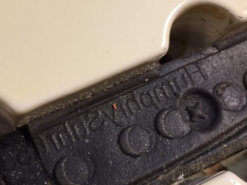 クッションに文字のあとがある