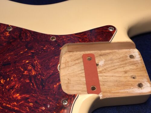 ピックガードがはみ出ている部分