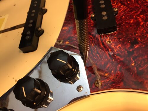 ピックガードがはみ出ている部分