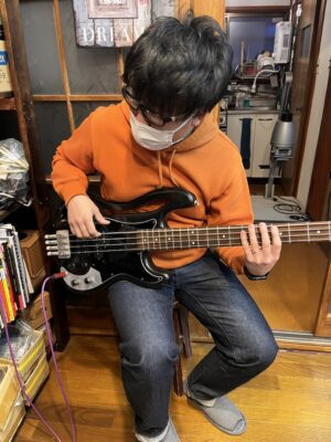 ヘッドレスベースの弦交換